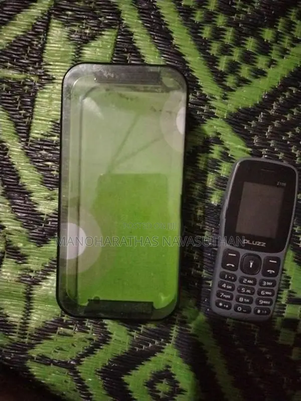 Pluzz Button Phone (Used)