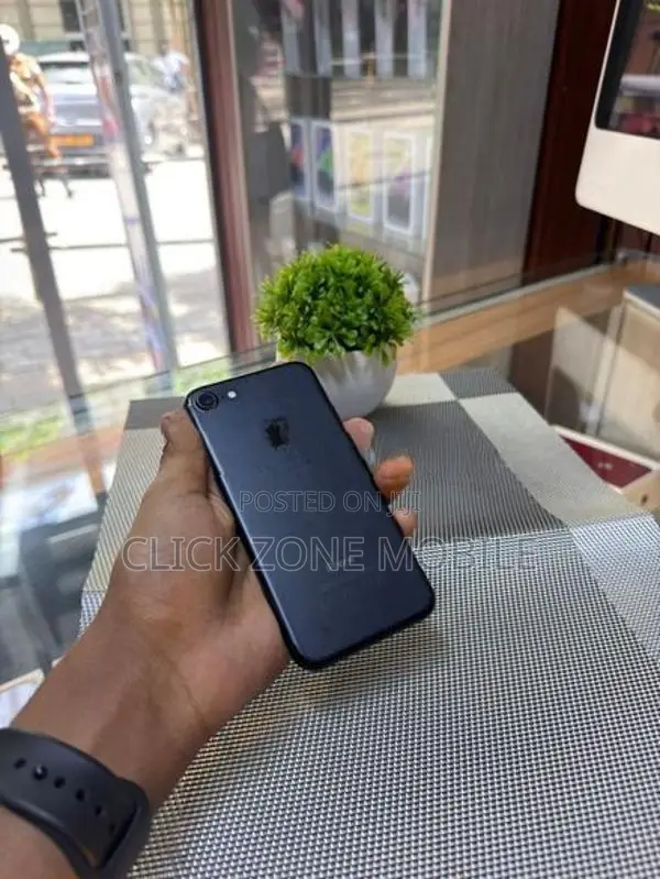 Apple iPhone 7 128GB (Used)