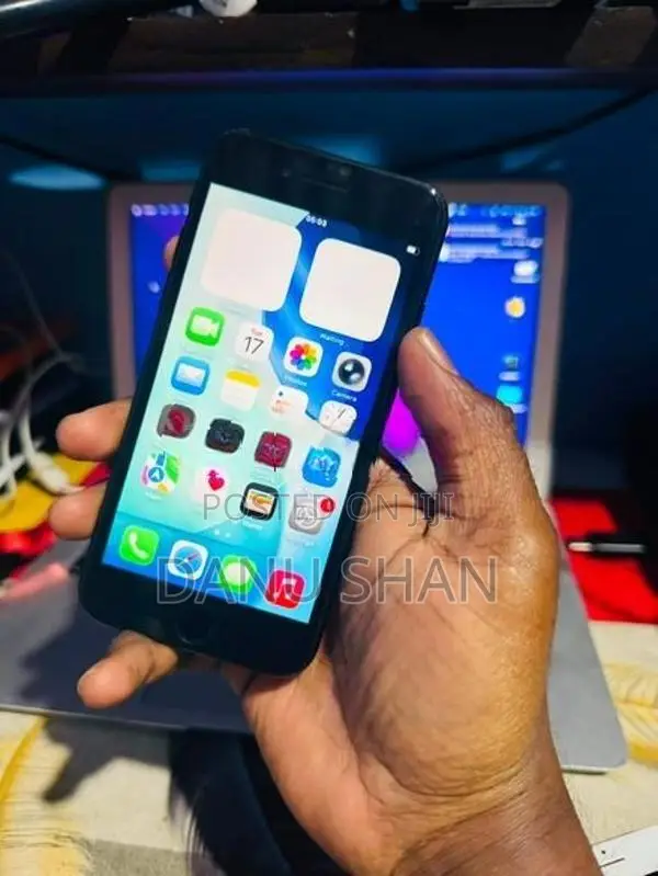 Apple iPhone SE 2 (Used)