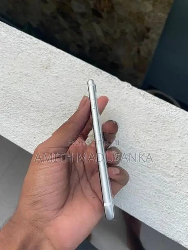 Apple iPhone SE 2 (Used)