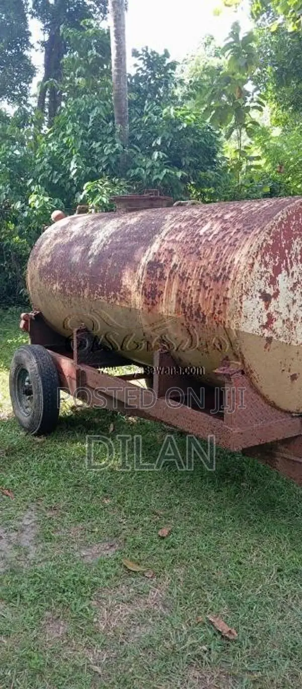 Massey-Ferguson Bowser 2010 Tractor (Used)