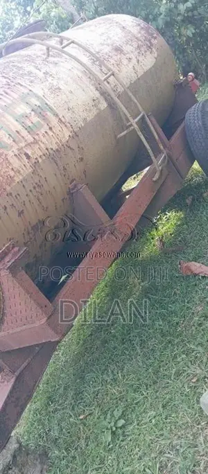 Massey-Ferguson Bowser 2010 Tractor (Used)