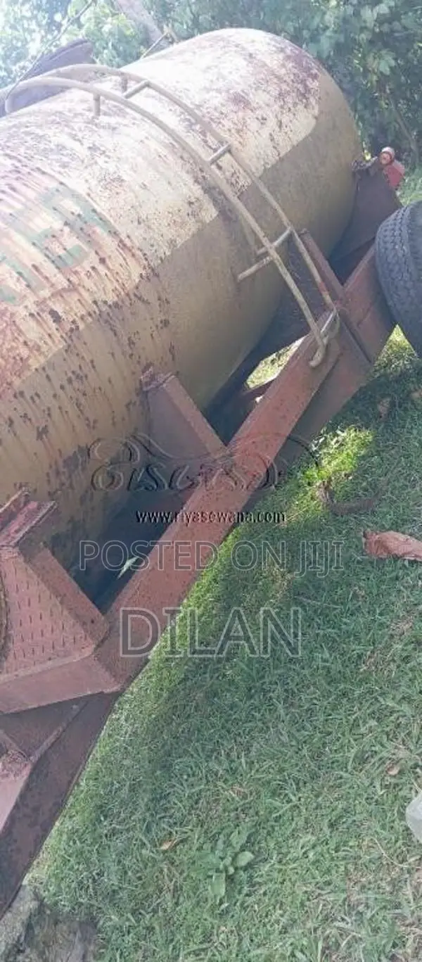 Massey-Ferguson Bowser 2010 Tractor (Used)