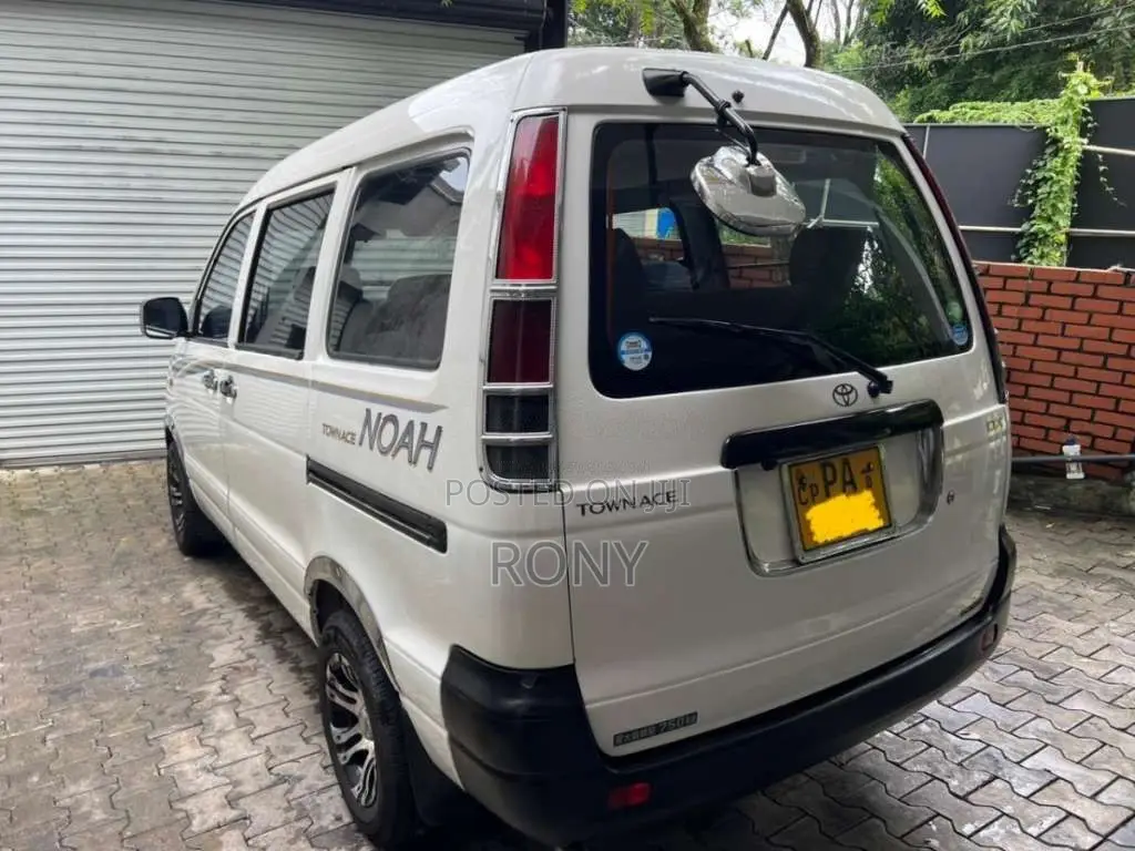 Toyota CR42 2001 Van (Used)
