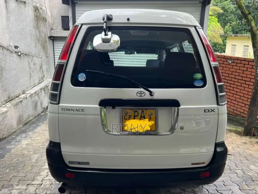 Toyota CR42 2001 Van (Used)