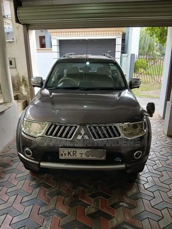 Mitsubishi Montero 2011