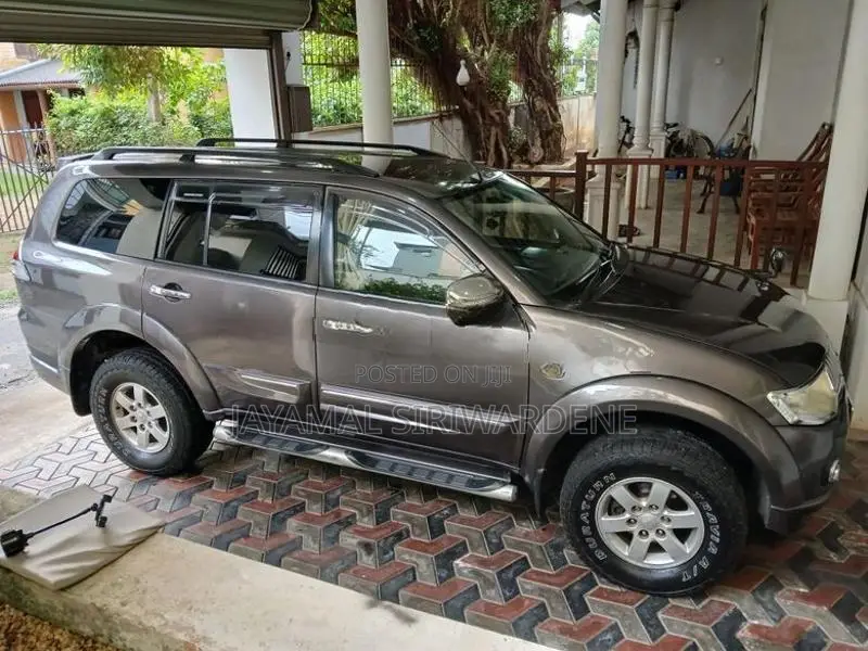 Mitsubishi Montero 2011