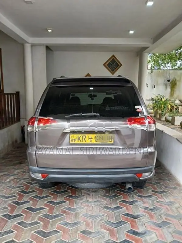 Mitsubishi Montero 2011