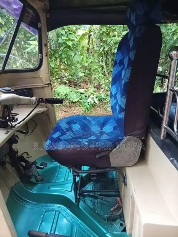 Bajaj RE 2002