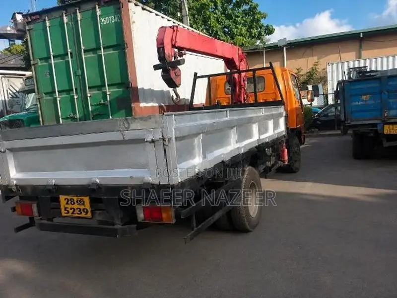Isuzu NPR71H Boom Truck 1995