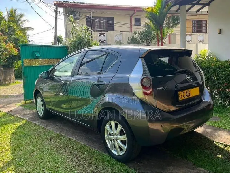 Toyota Aqua Prius C 2014