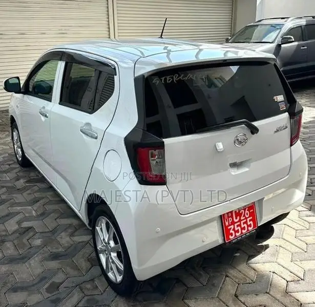 Daihatsu Mira ES 2025