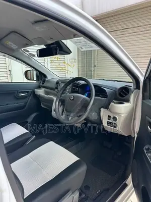Daihatsu Mira ES 2025