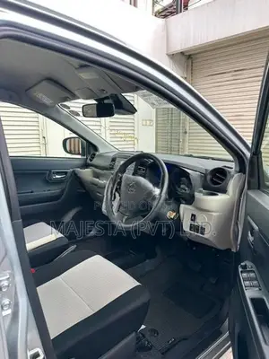 Daihatsu Mira ES 2025