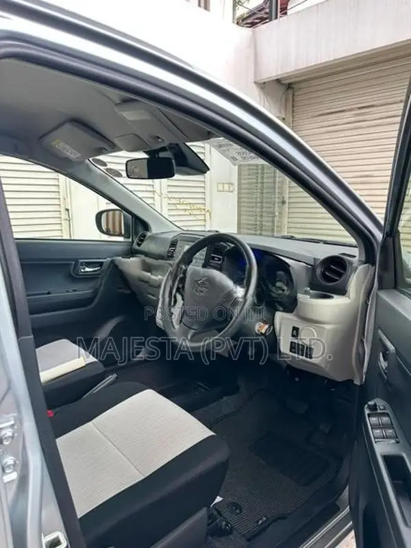 Daihatsu Mira ES 2025