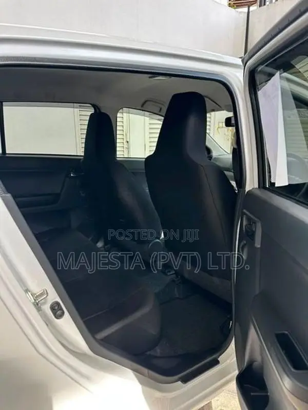 Daihatsu Mira ES 2025