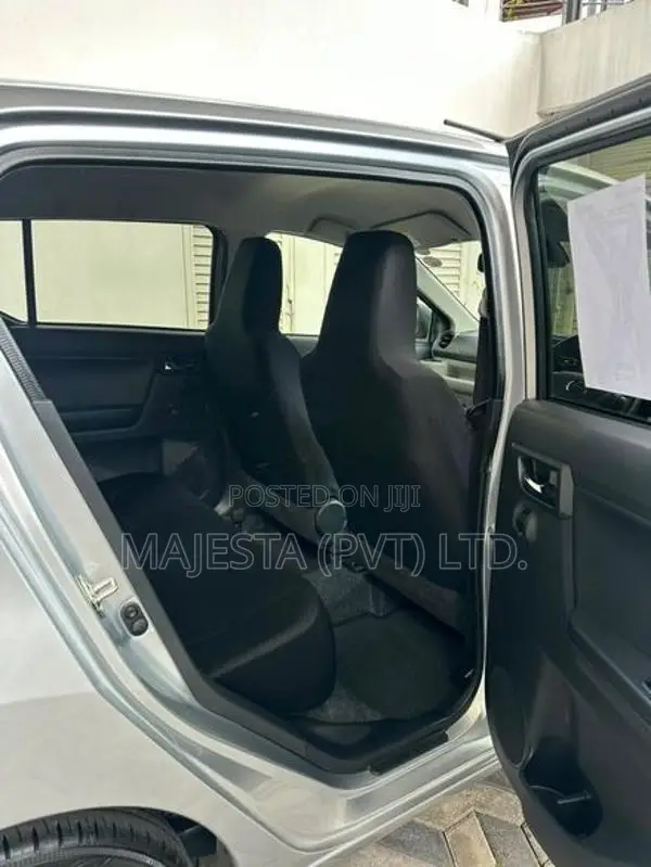 Daihatsu Mira ES 2025