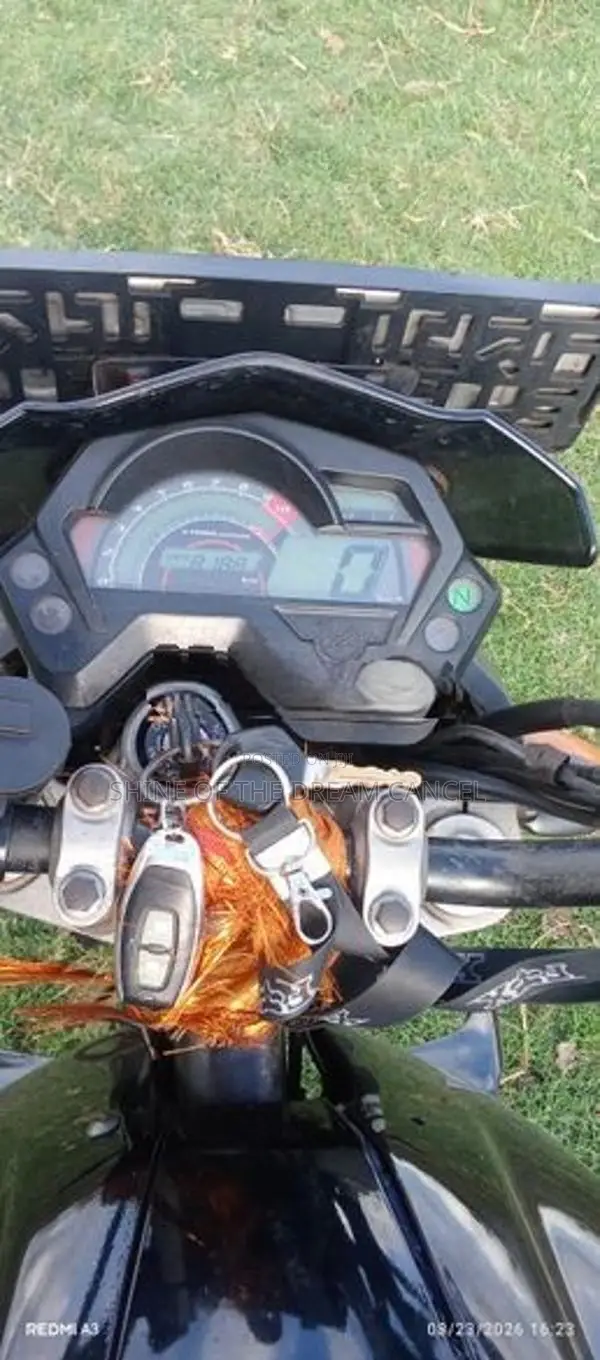 Yamaha FZ S චේන් ස්පොකට් දමා ඇත. 2013