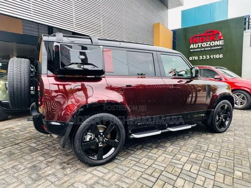 Land Rover Defender 2025