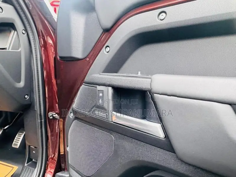 Land Rover Defender 2025