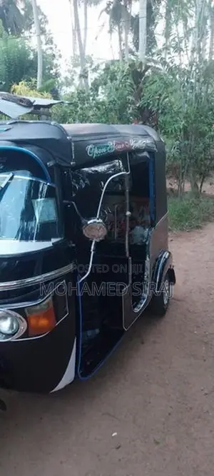 Bajaj RE 205 2012