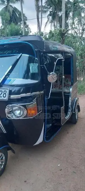 Bajaj RE 205 2012
