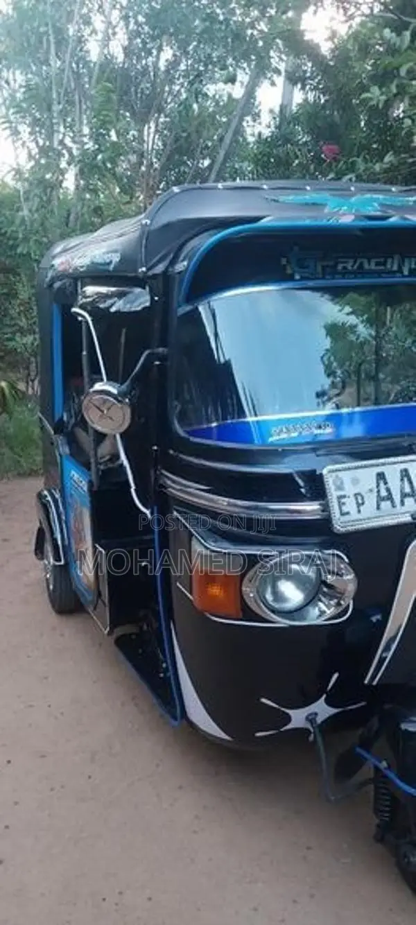 Bajaj RE 205 2012