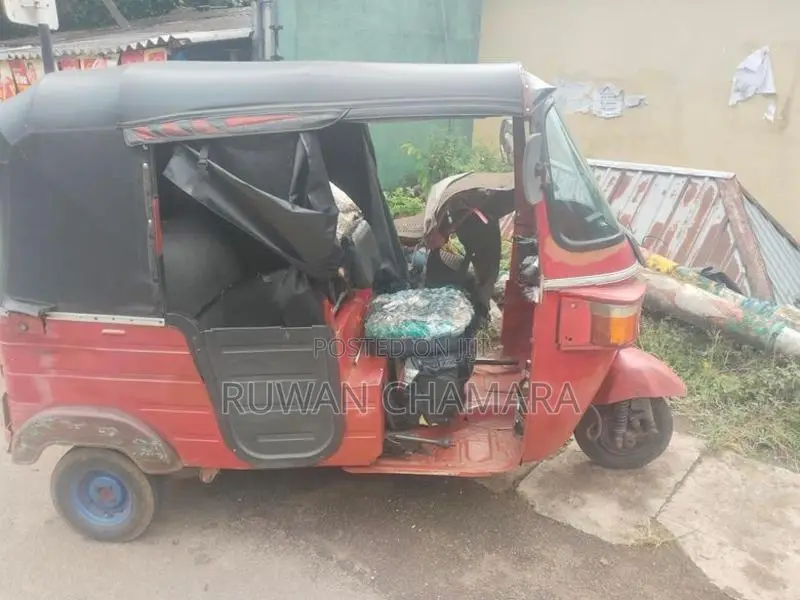 Bajaj RE 2011
