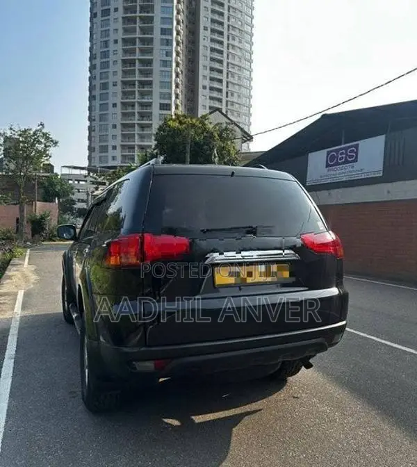 Mitsubishi Montero 2012