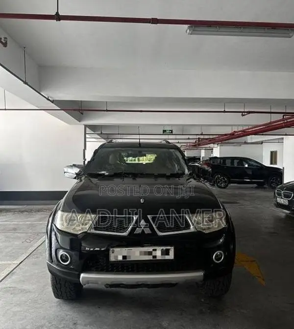 Mitsubishi Montero 2012