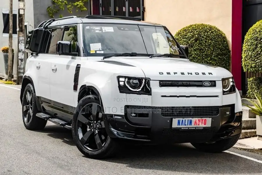Land Rover Defender P300 FUJI WHITE 2026