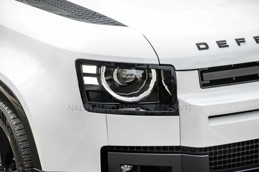 Land Rover Defender P300 FUJI WHITE 2026