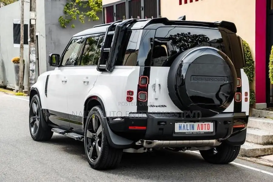 Land Rover Defender P300 FUJI WHITE 2026
