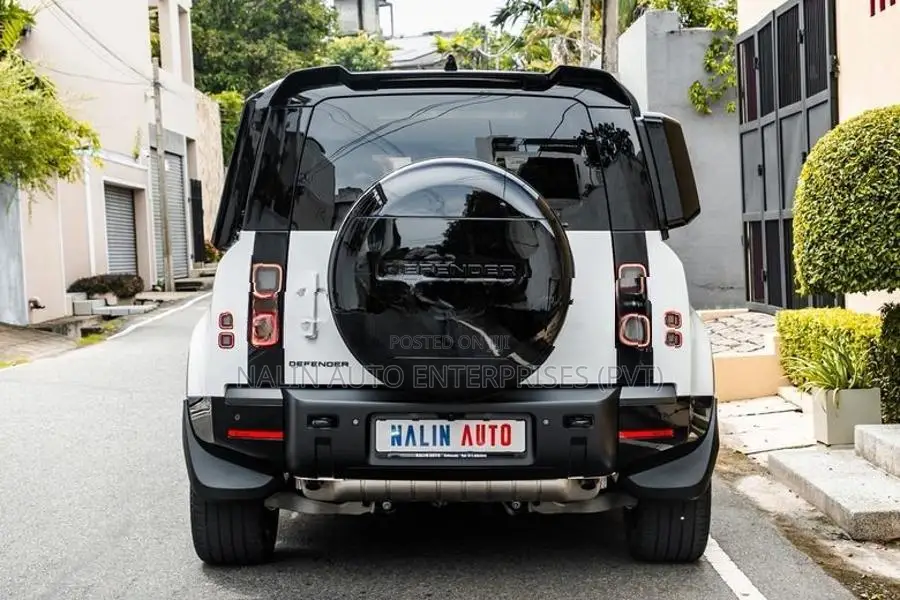 Land Rover Defender P300 FUJI WHITE 2026