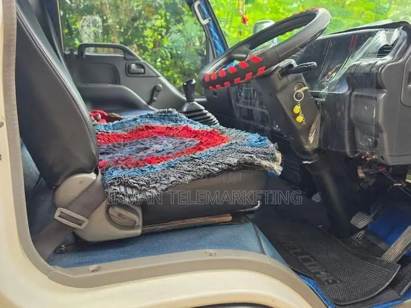Isuzu NPR66L 2006