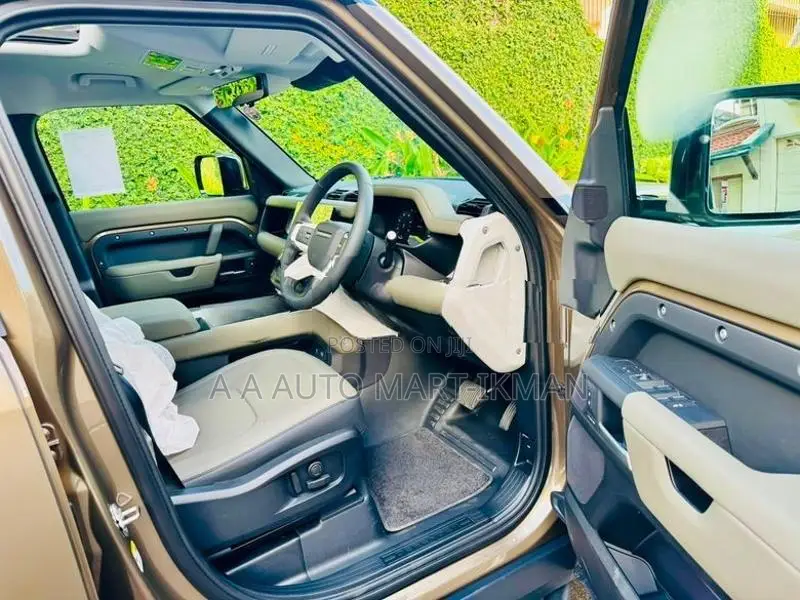 Land Rover Defender P300e HSE x-Dynamic 2025