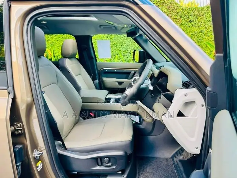 Land Rover Defender P300e HSE x-Dynamic 2025