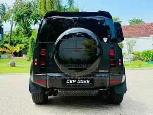 Land Rover Defender Factory Matt (£4000) 2023