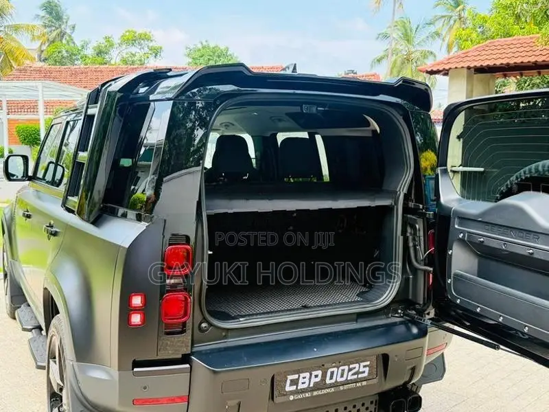 Land Rover Defender Factory Matt (£4000) 2023