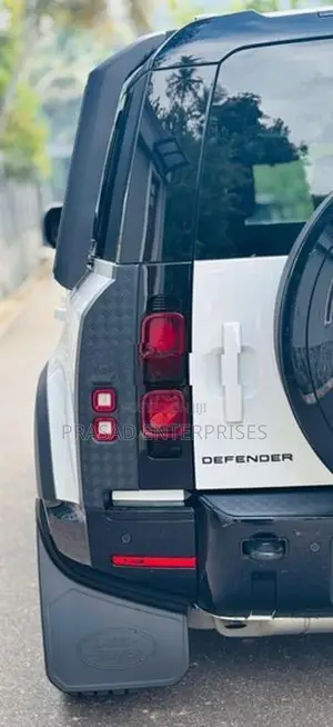 Land Rover Defender SE P300 2025