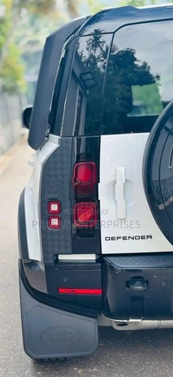 Land Rover Defender SE P300 2025