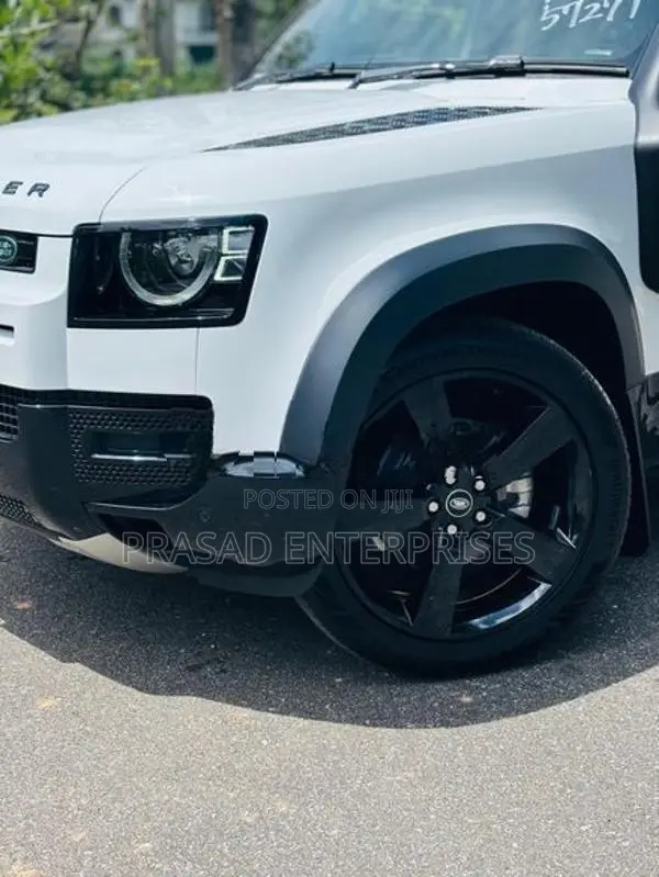 Land Rover Defender SE P300 2025