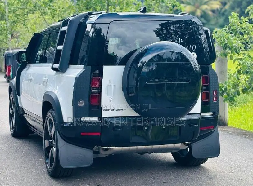 Land Rover Defender SE P300 2025