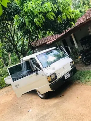 Mitsubishi L300 2005