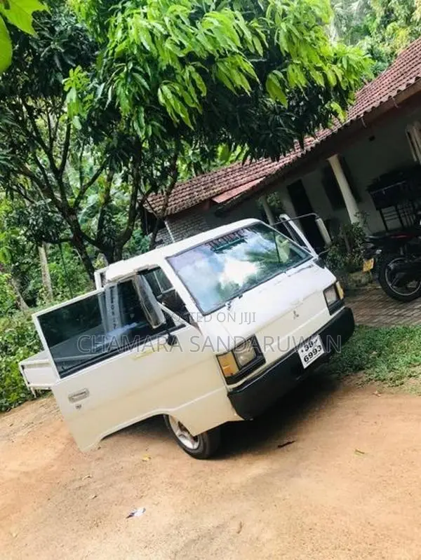 Mitsubishi L300 2005