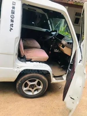Mitsubishi L300 2005