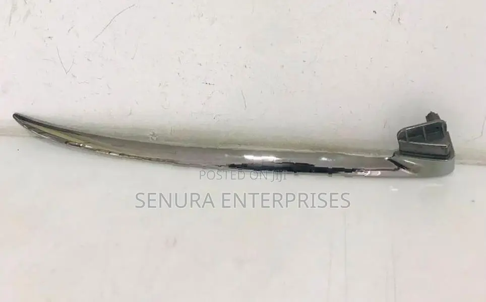 Toyota Esquire ZRR80G Front Spoiler Garnish
