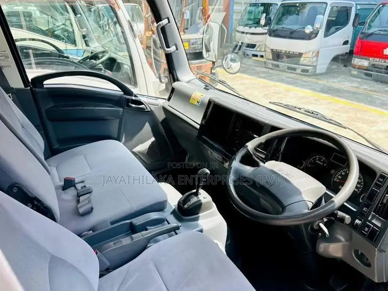 Isuzu Box Wide Cabin