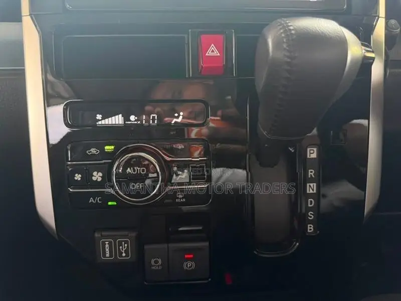 Toyota Roomy Custom G 2023