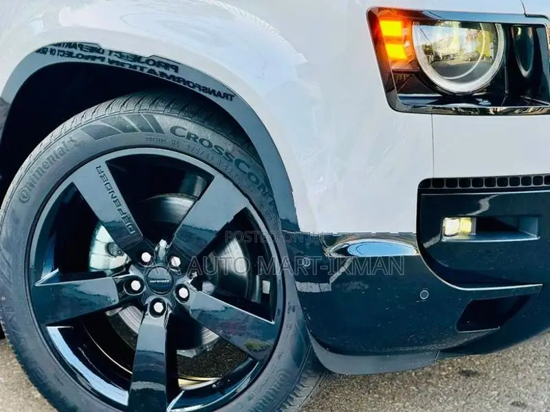 Land Rover Defender P300 x-Dynamic SE 2025
